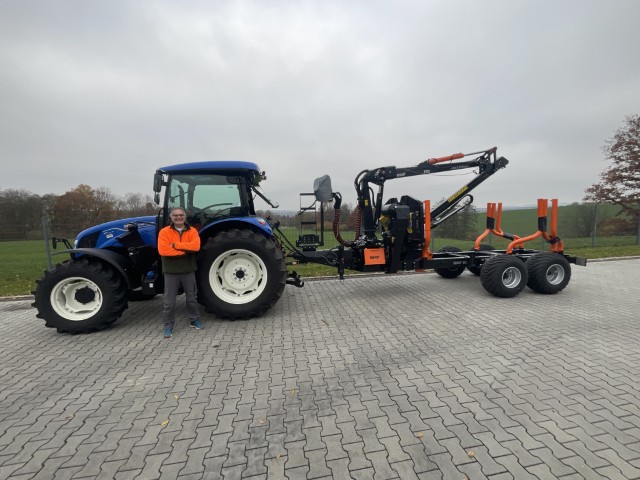 New Holland T5.90S und Rückewagen BMF 8T2 mit Kran BMF 650